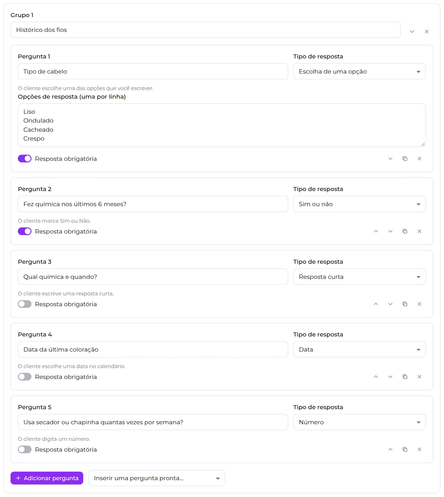 Um grupo de perguntas no construtor, com o tipo de resposta de cada uma e os botões de mover, duplicar e remover